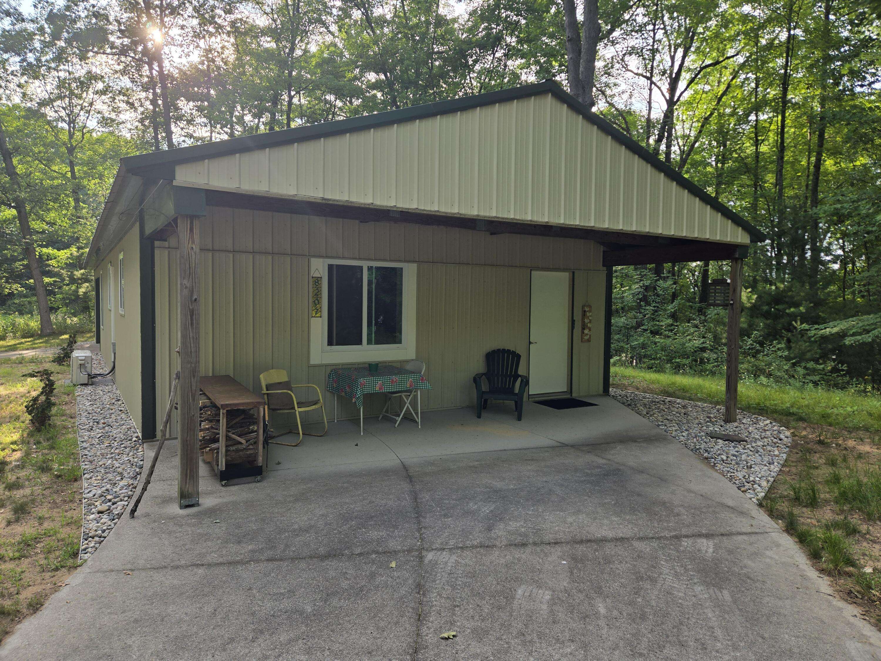 8207 N Hunters Ridge DR, Irons, MI 49644