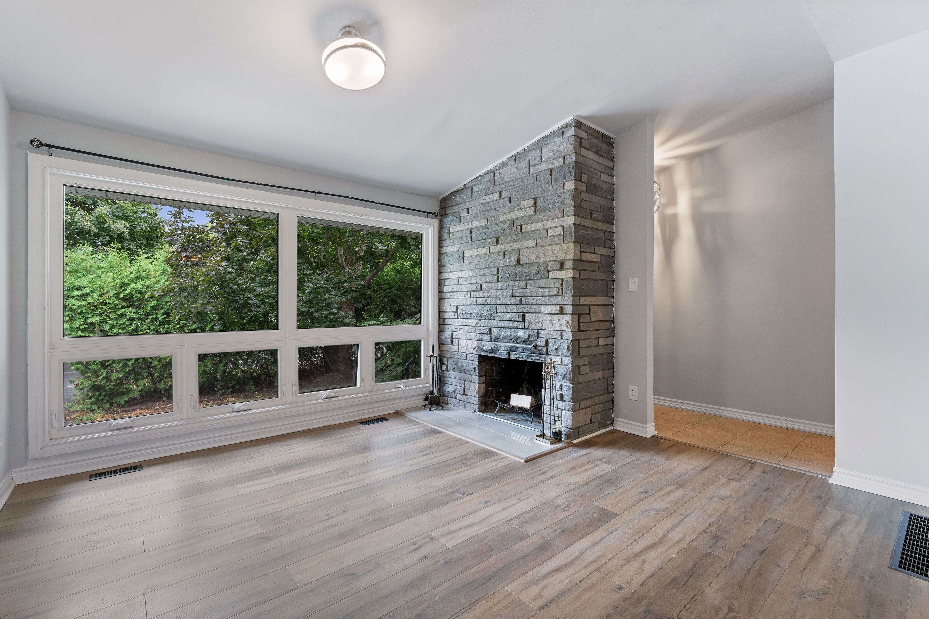 935 GOREN AVE, Elmvale Acres And Area, ON K1S 1N4