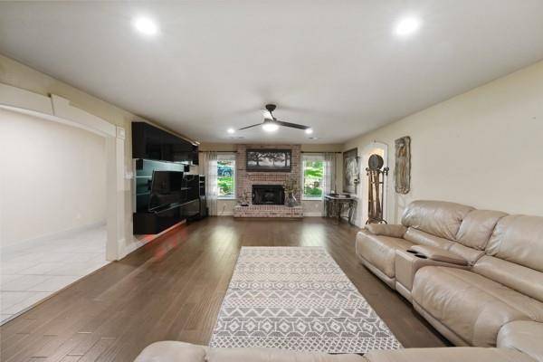 1806 Old Oak Drive, Arlington, TX 76012