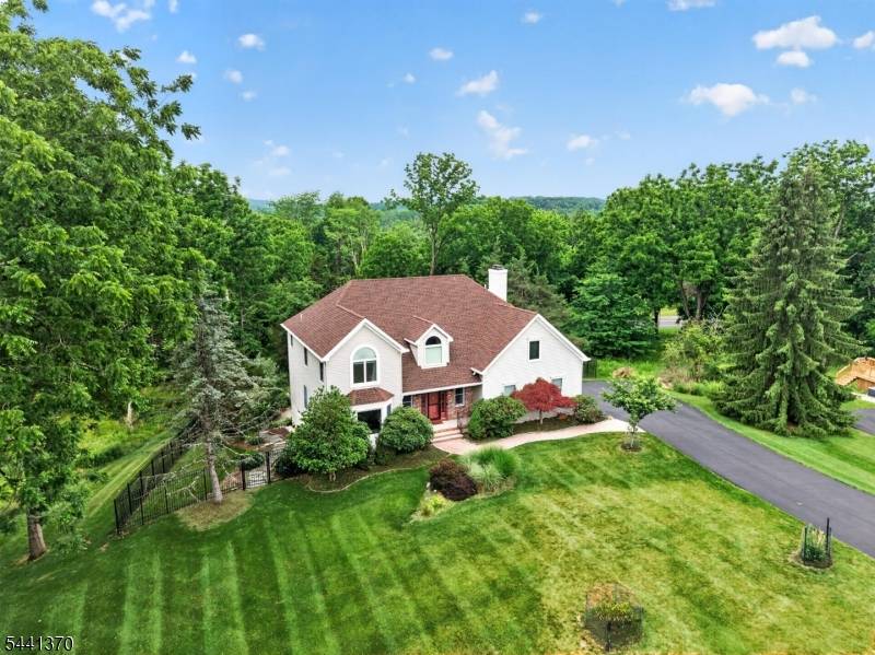 6 Chaucer Dr, Clinton Twp., NJ 08801