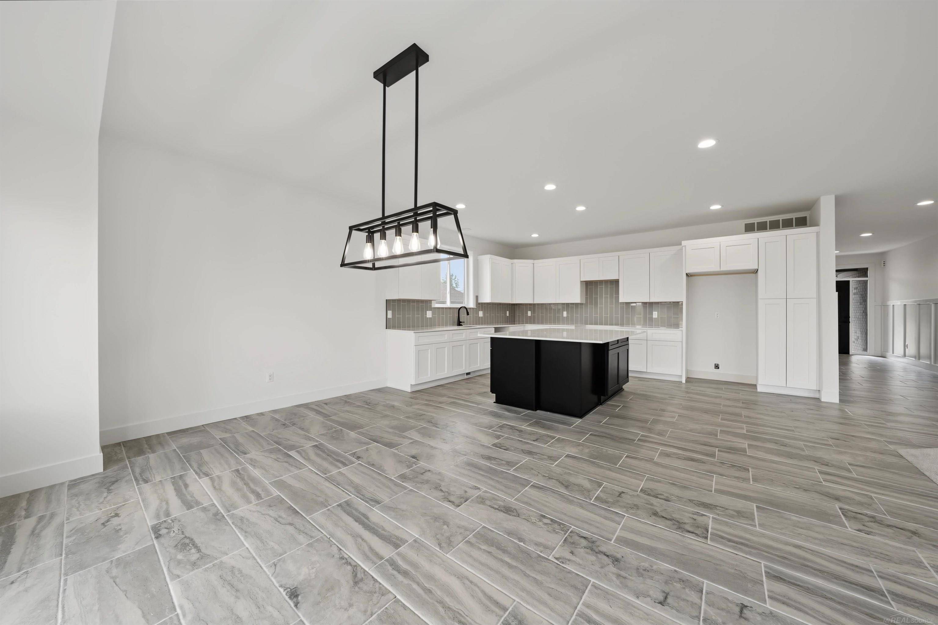 1073 Williamson CIR, Pontiac, MI 48340
