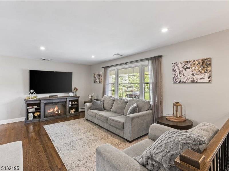 8 Madoc Trl, Jefferson Twp., NJ 07438