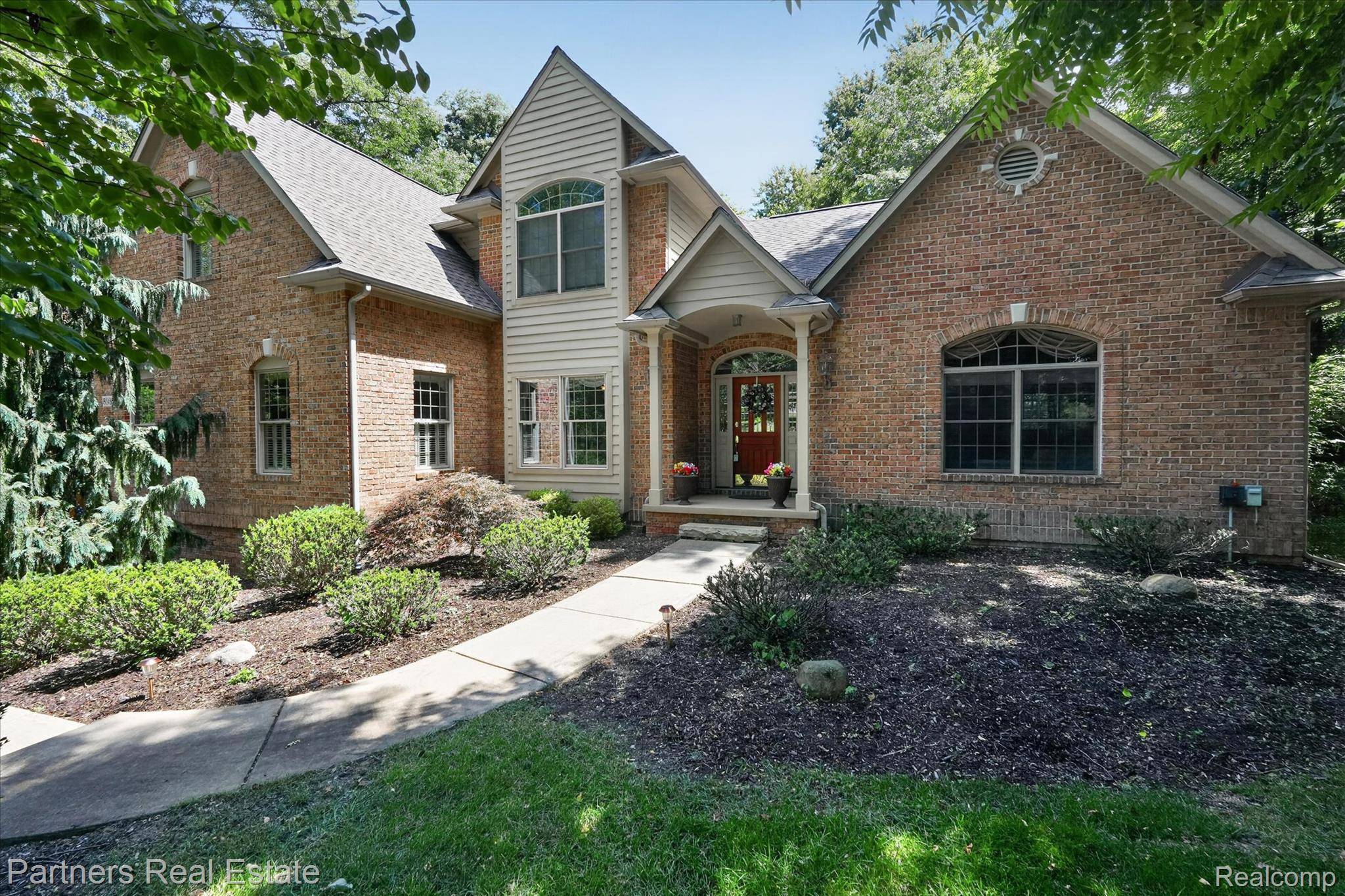5935 Winans View CT, Hamburg Township, MI 48169