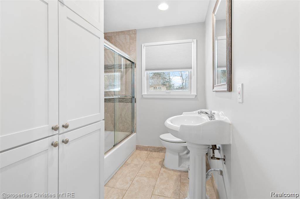 6881 W DARTMOOR RD, West Bloomfield Charter Township, MI 48322