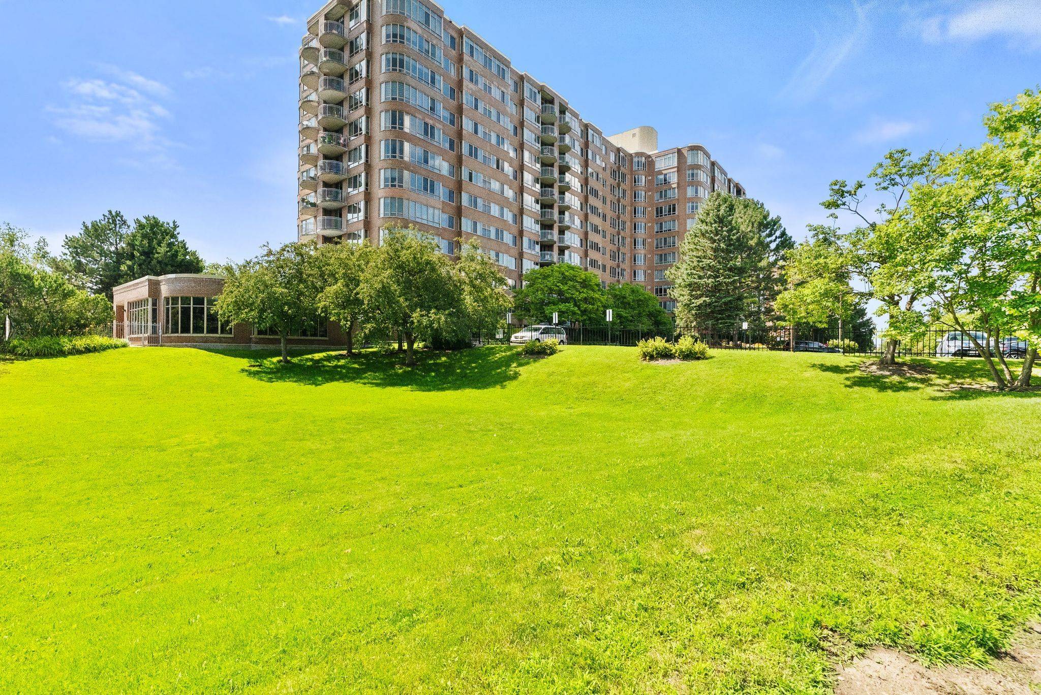 100 Grant Carman DR, Cityview - Parkwoods Hills - Rideau Shore, ON K2E 8B8