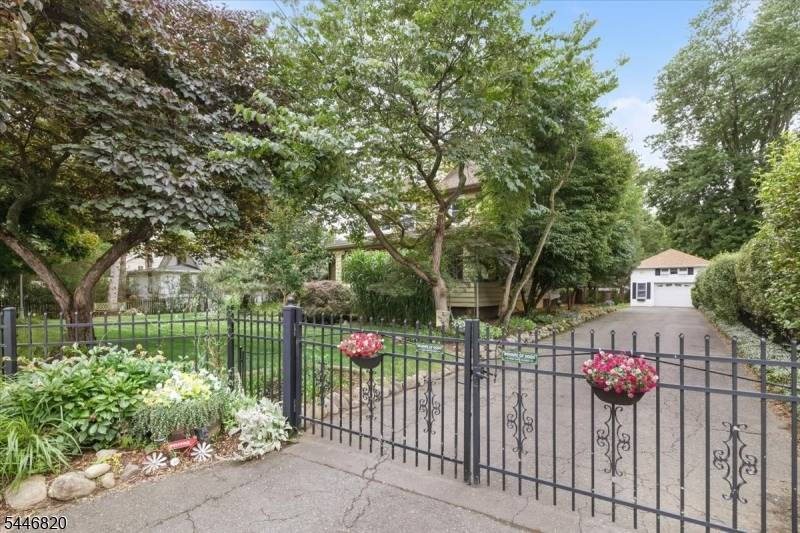 71 Cherry Ln, Ramsey Boro, NJ 07446