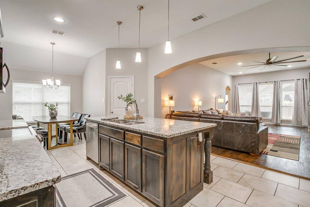 2721 Buffalo Run Drive, Burleson, TX 76028