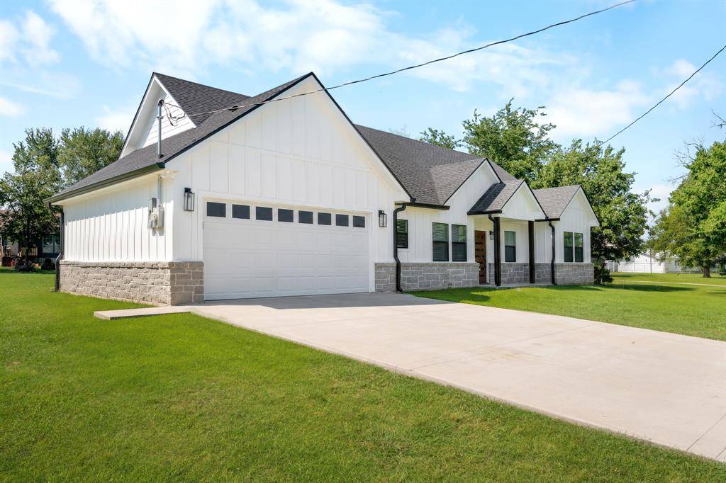 304 E Adams Street, Riesel, TX 76682