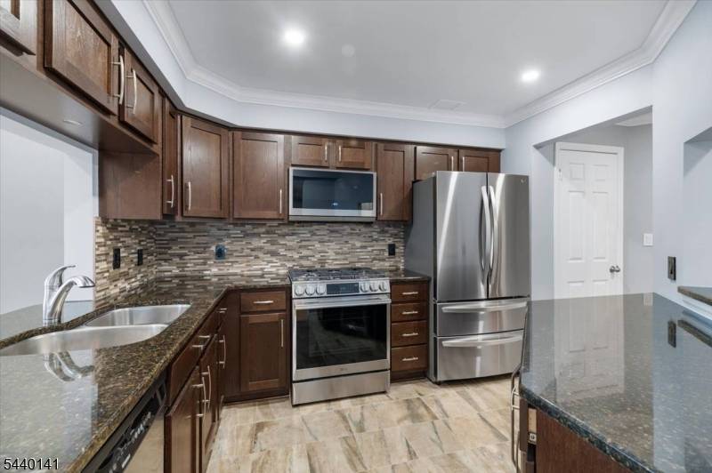 37 Amethyst Ln, Paterson City, NJ 07501