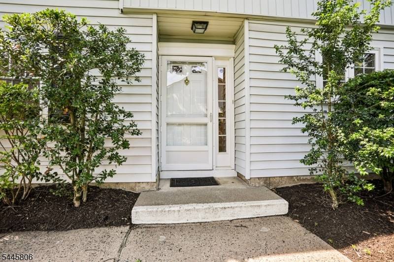 27 Coachlight Dr, Chatham Twp., NJ 07928
