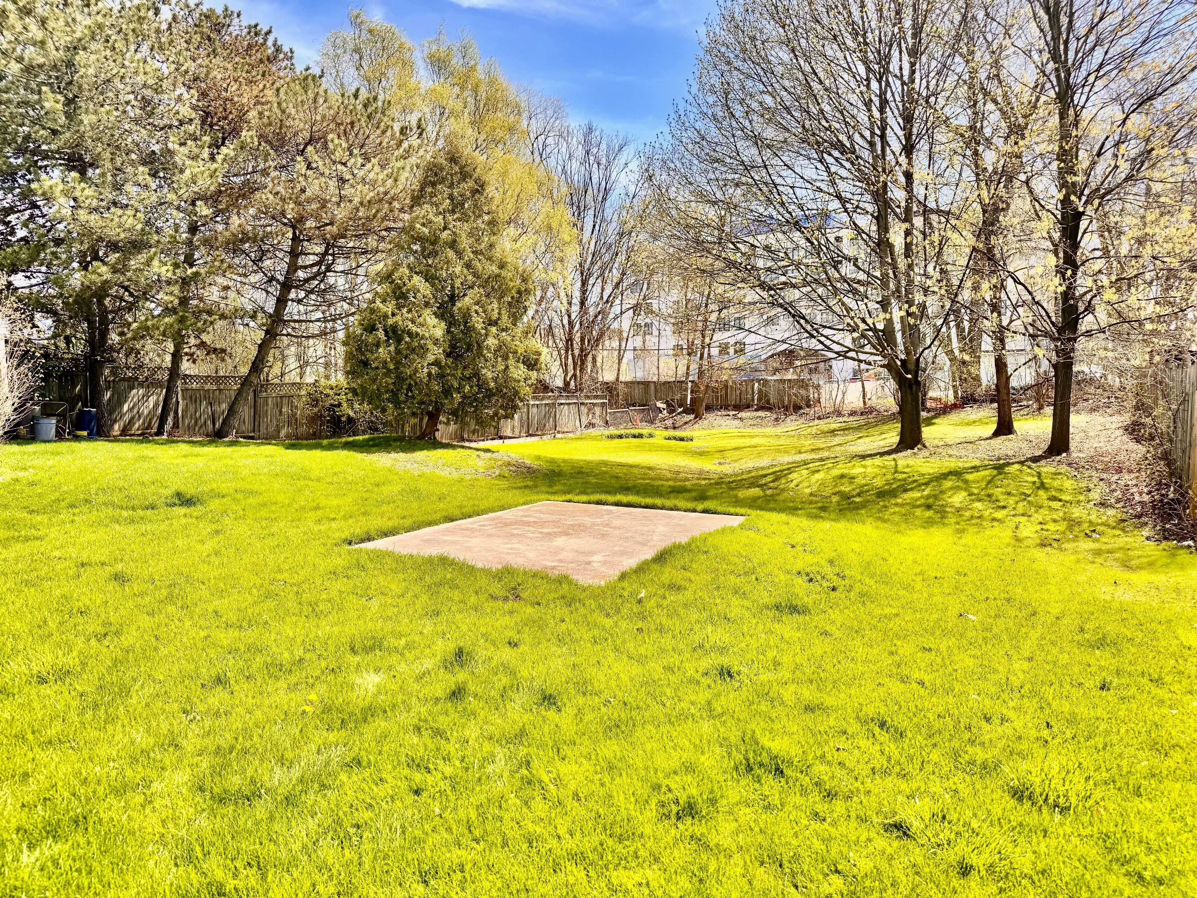 2386 Sovereign ST, Oakville, ON L6L 1L8