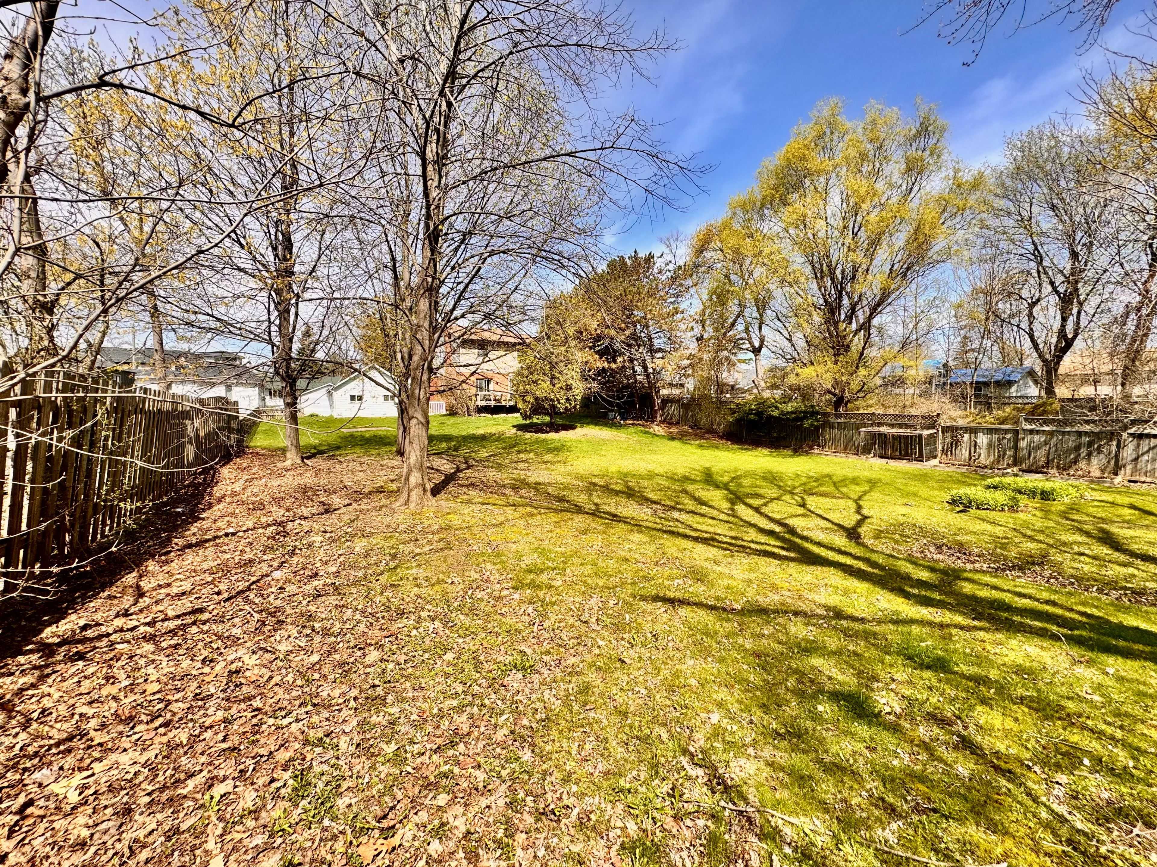 2386 Sovereign ST, Oakville, ON L6L 1L8