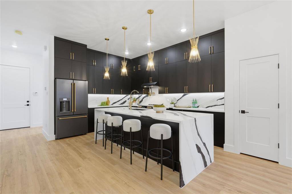 1402 Hutchins Avenue, Dallas, TX 75203