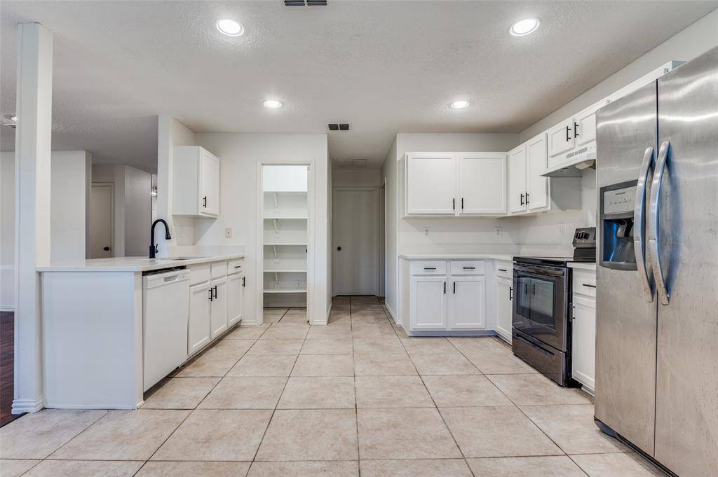1122 Mazourka Drive, Arlington, TX 76001