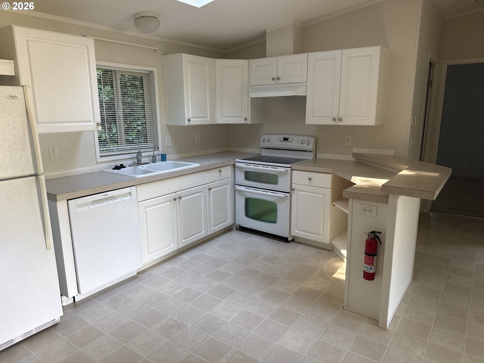 665 VILLAGE PINES DR, Coos Bay, OR 97420
