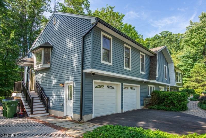 9 Flintlock Dr, Washington Twp., NJ 07853