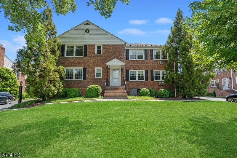 68-86 New England Ave #32, Summit City, NJ 07901