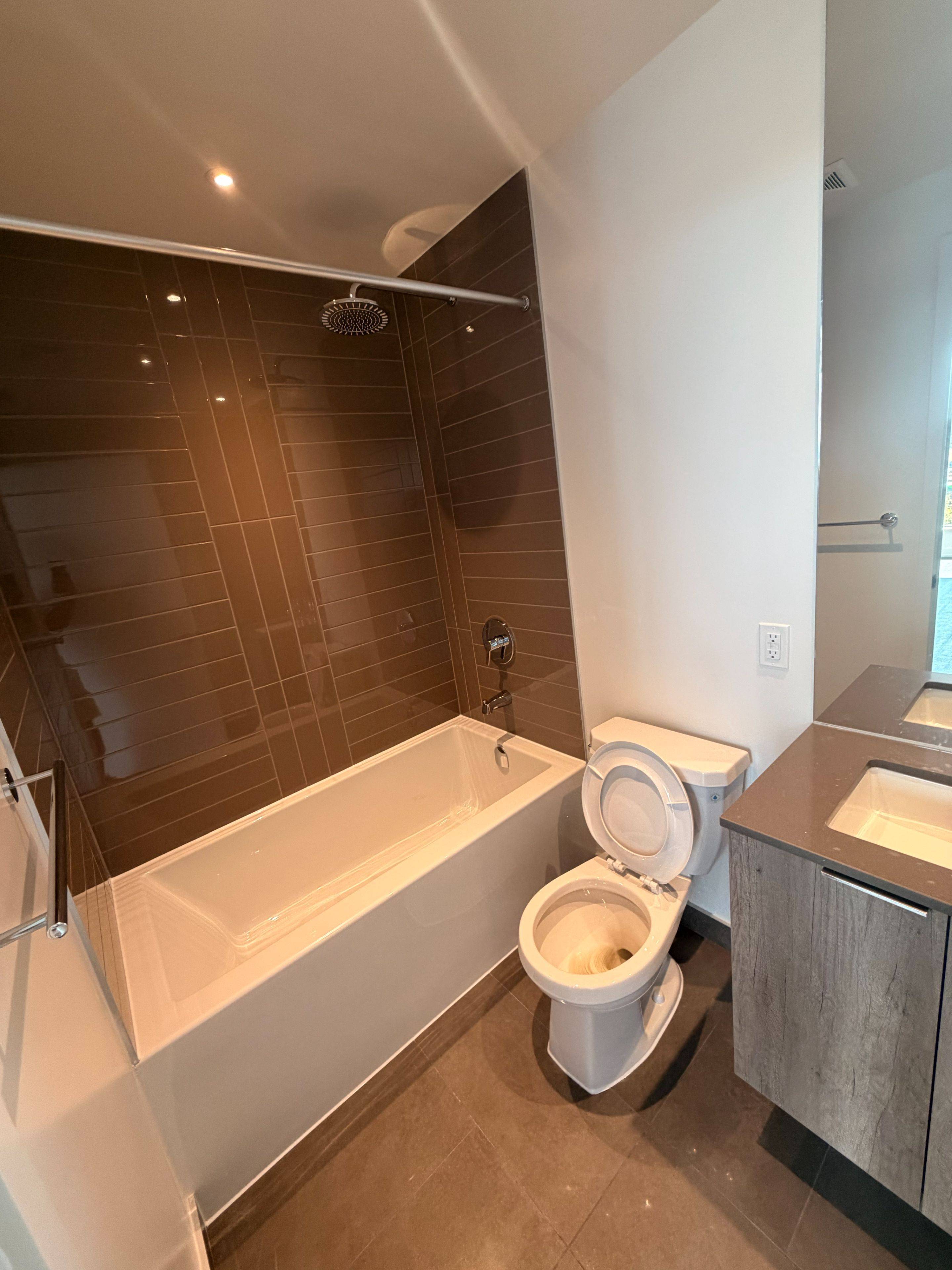 448 Burnhamthorpe RD W #TH2, Mississauga, ON L5B 0R4
