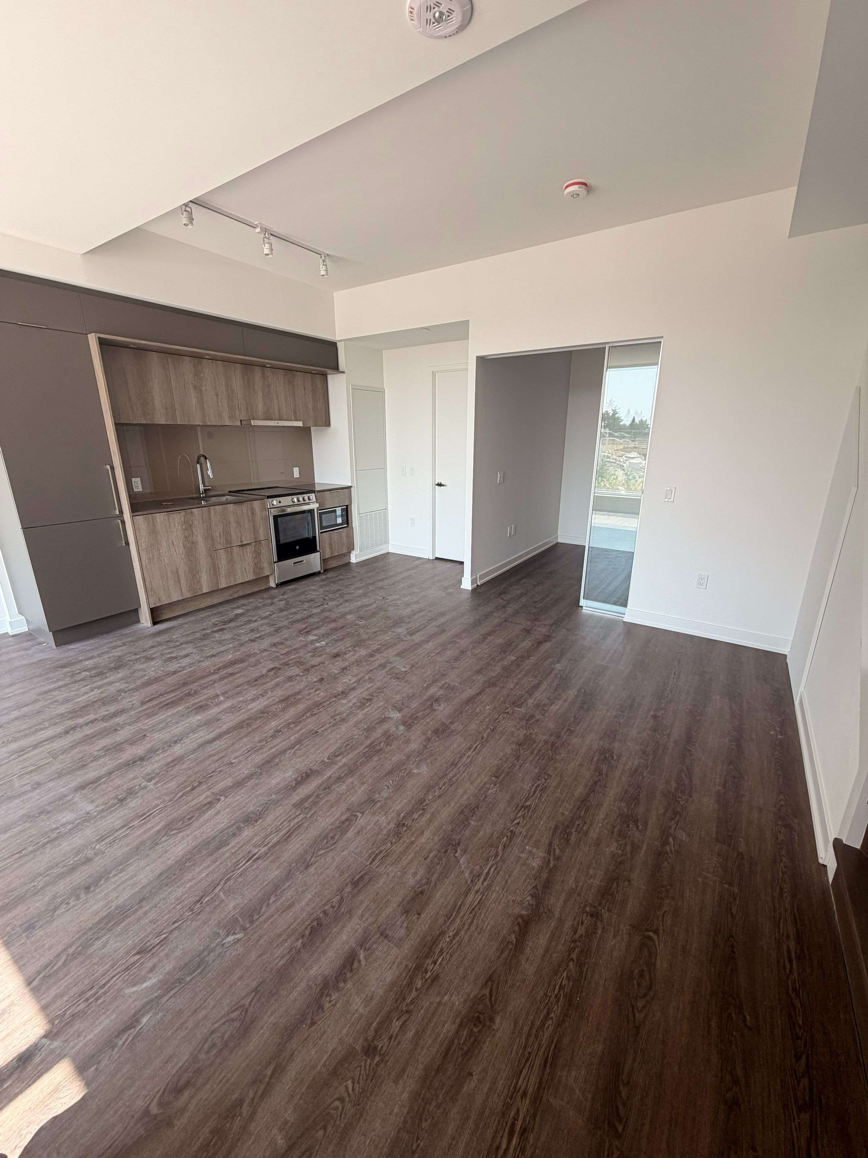 448 Burnhamthorpe RD W #TH2, Mississauga, ON L5B 0R4