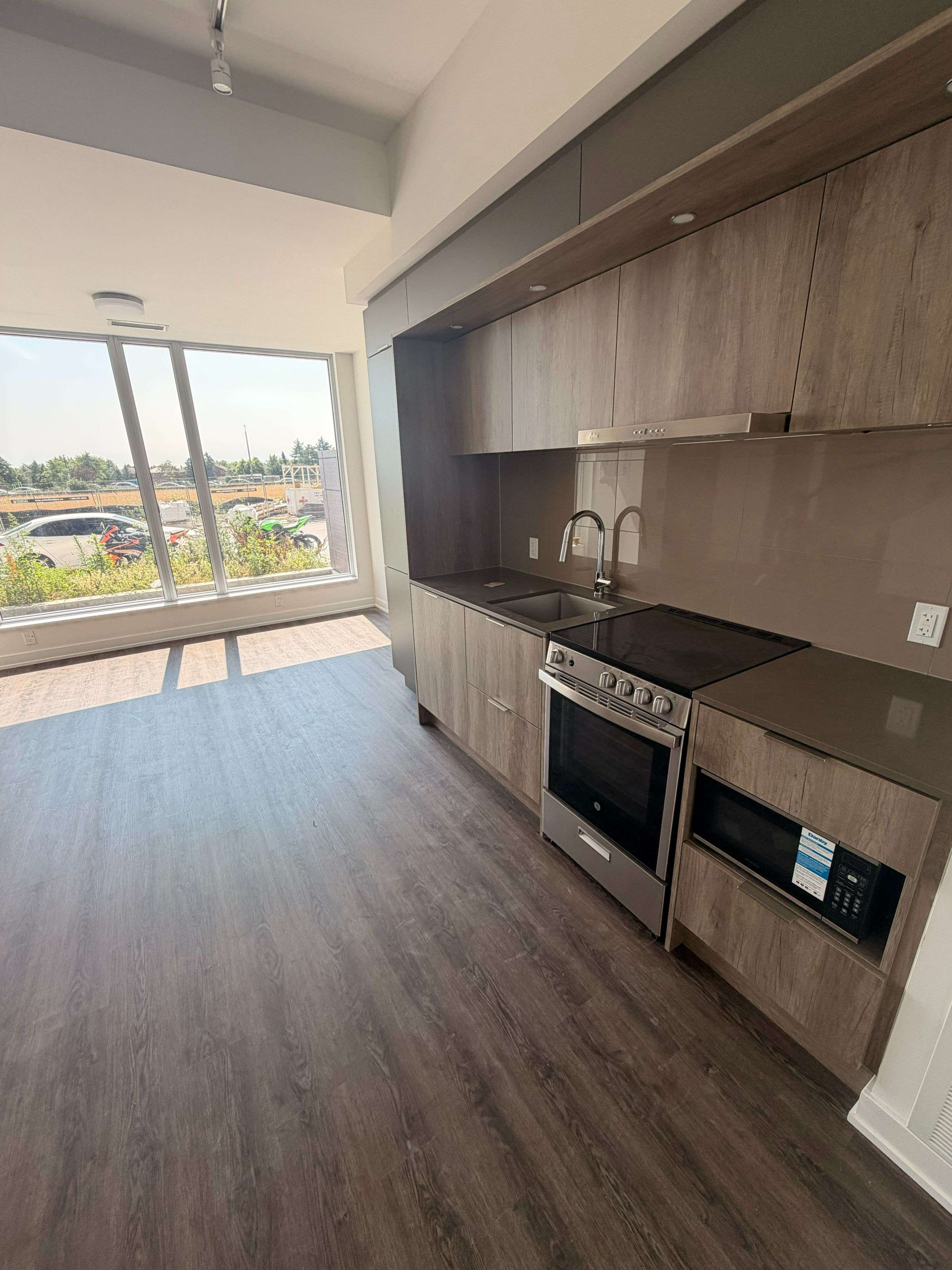 448 Burnhamthorpe RD W #TH2, Mississauga, ON L5B 0R4