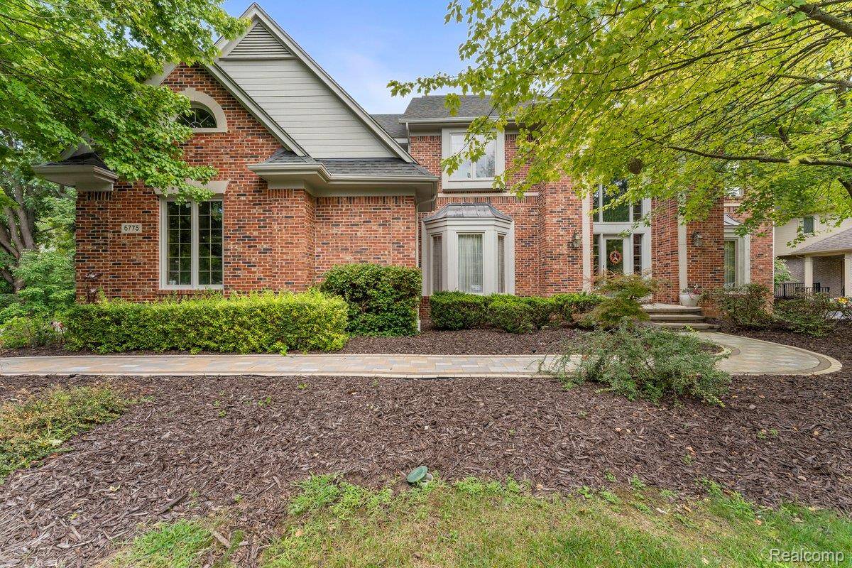 6775 Carlyle XING, West Bloomfield Charter Township, MI 48322