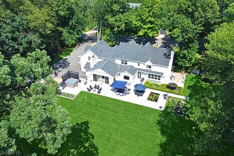 6 Butternut Rd, Allendale Boro, NJ 07401