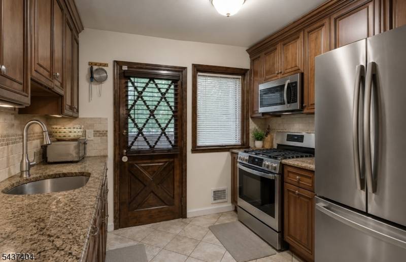 16 Highview Dr, Woodland Park, NJ 07424