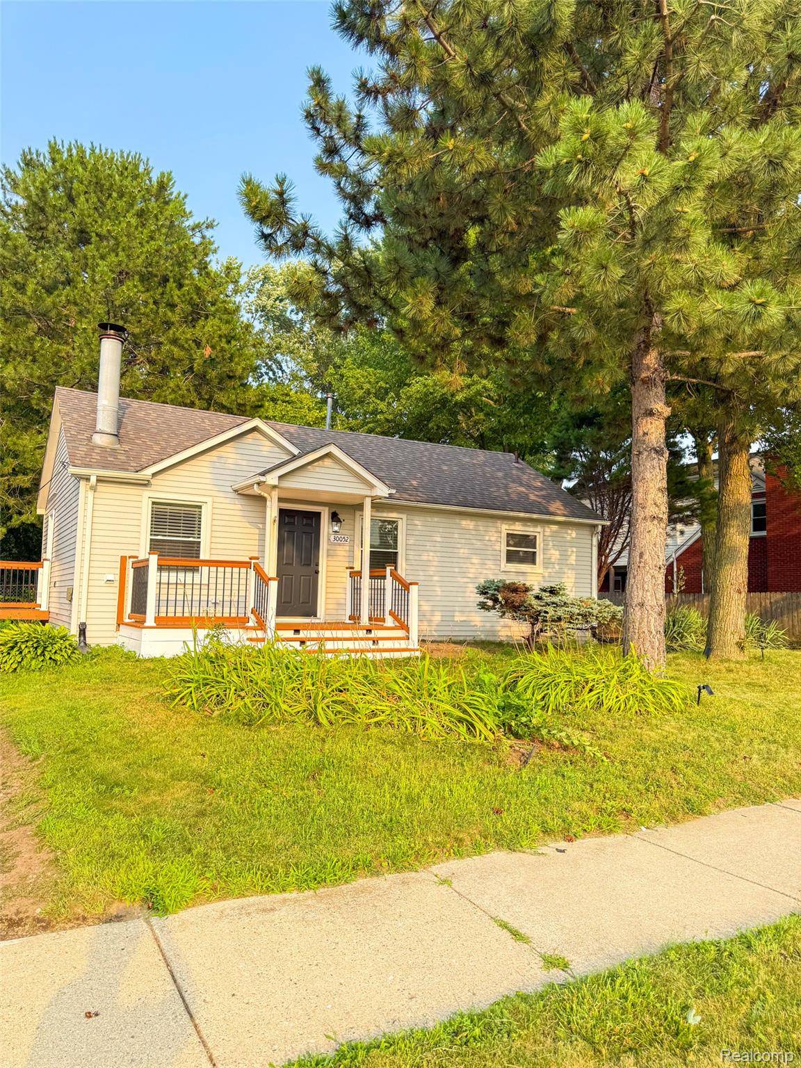 30052 Schoenherr RD, Warren, MI 48088