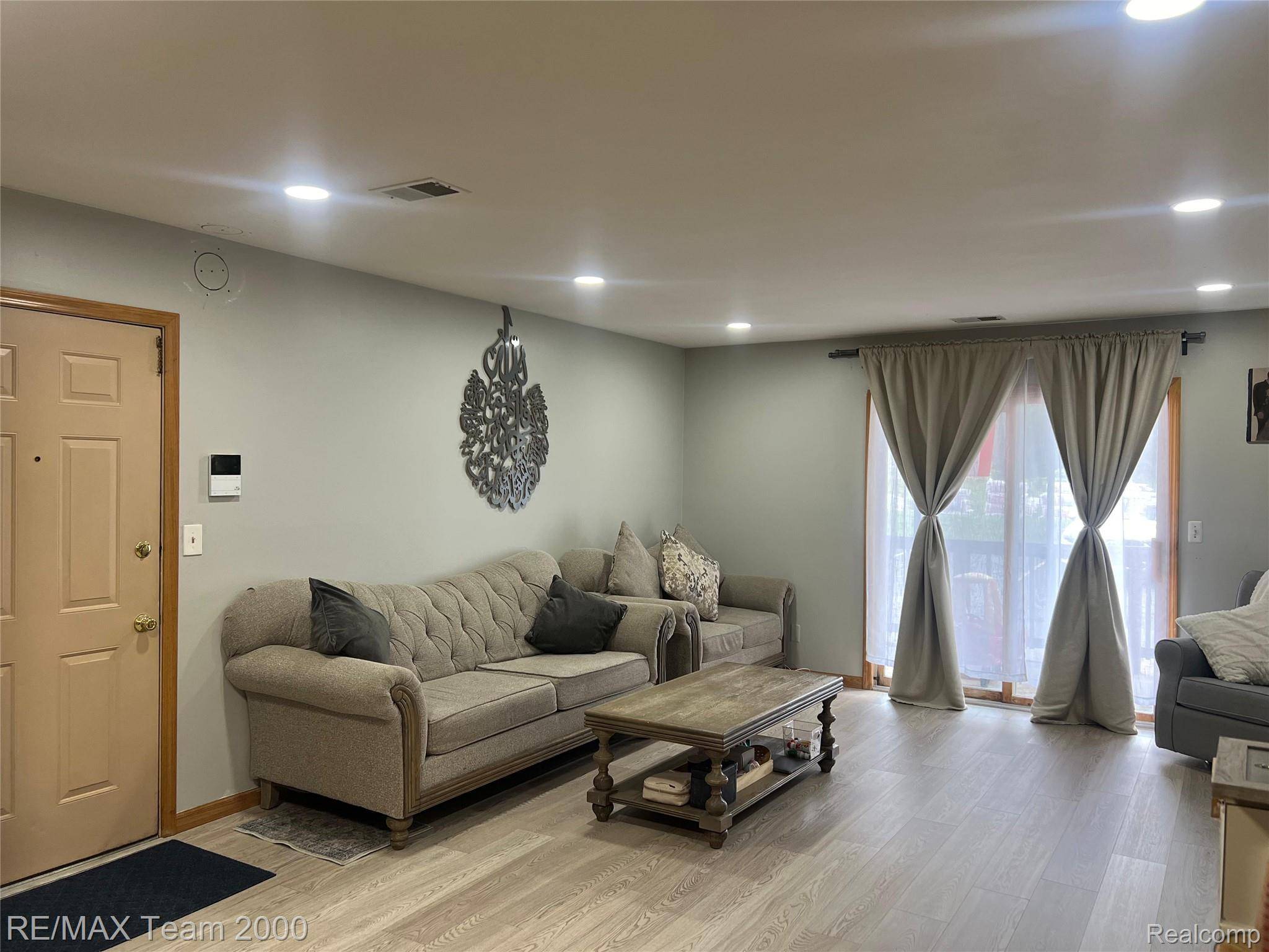 8049 Fenton ST, Dearborn Heights, MI 48127