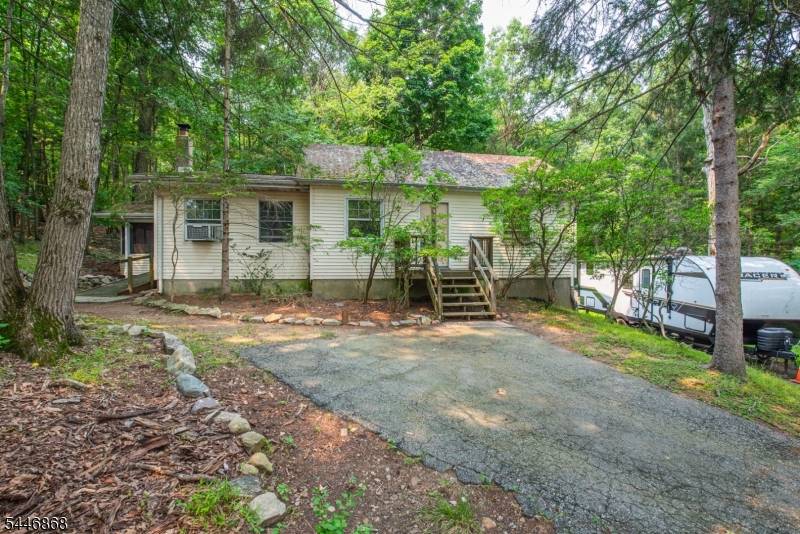 197 Snake Den Rd, Bloomingdale Boro, NJ 07465