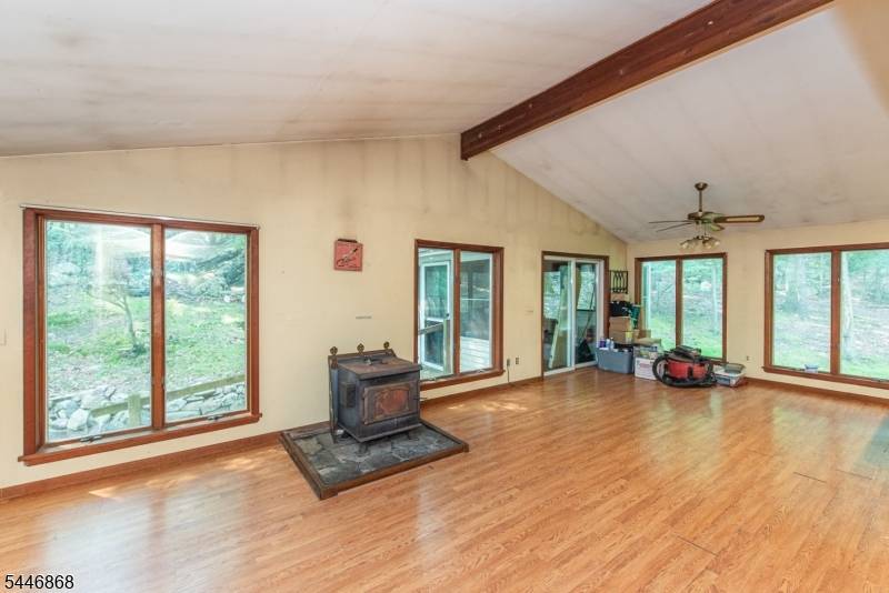 197 Snake Den Rd, Bloomingdale Boro, NJ 07465