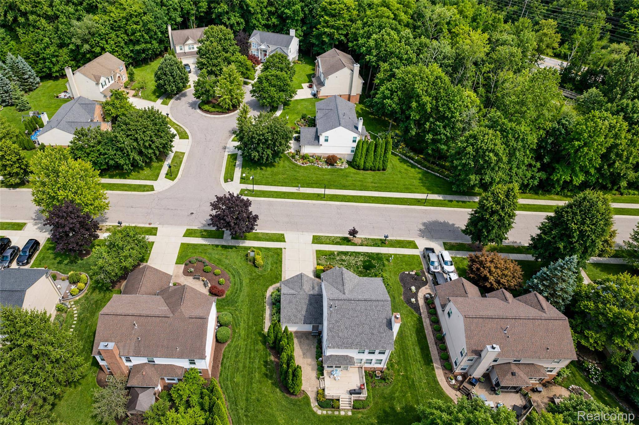 969 Hidden Creek DR, South Lyon, MI 48178
