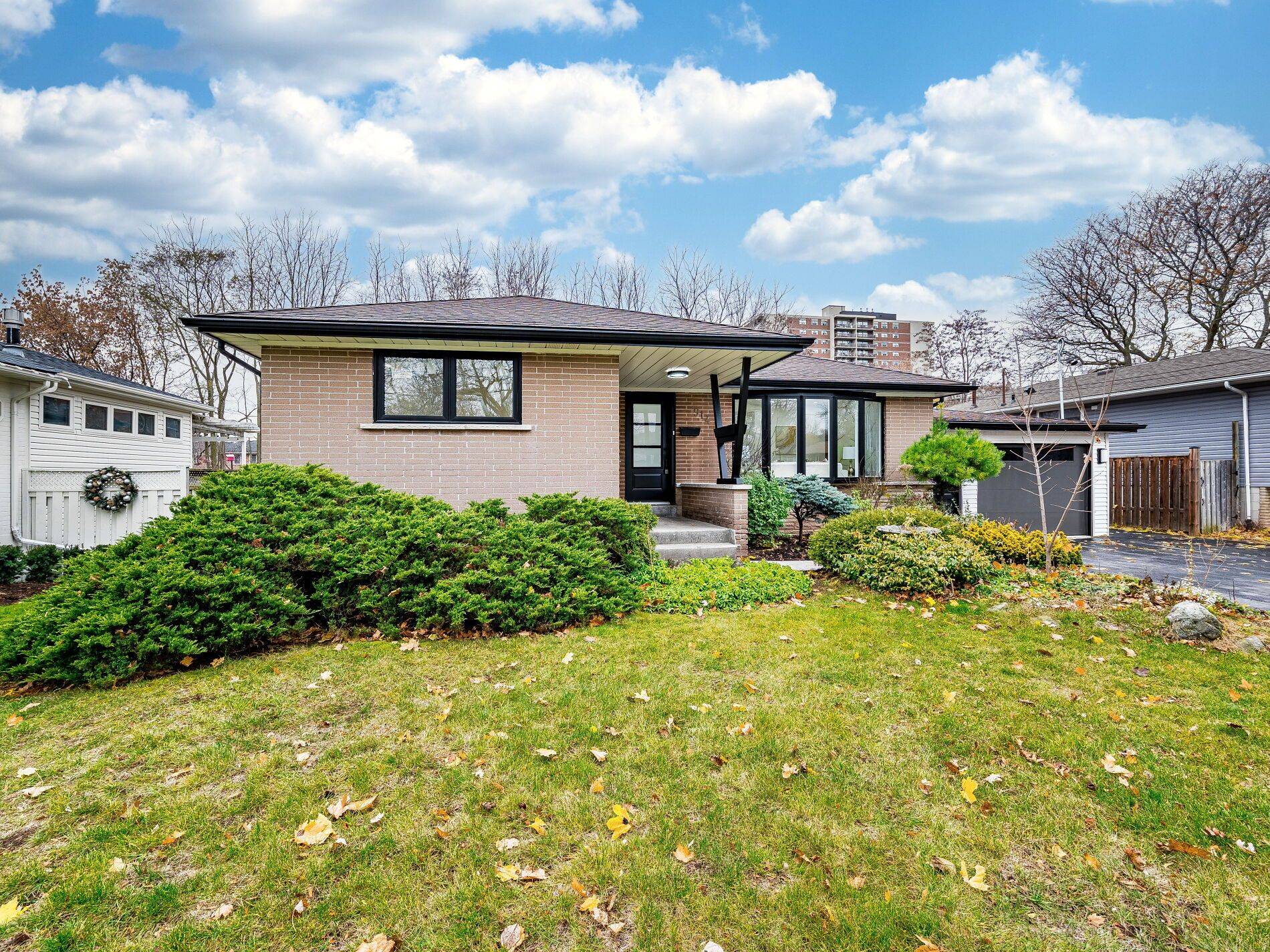 914 Francis RD, Burlington, ON L7T 3Y2
