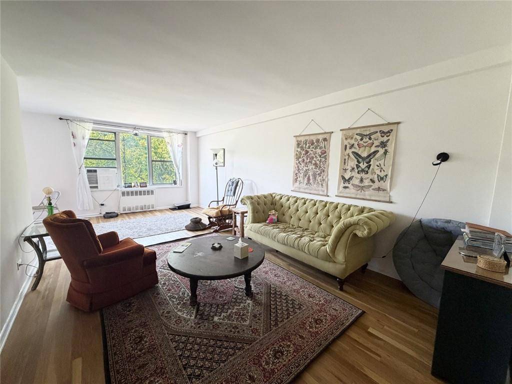 209-15 18th AVE #4K, Bayside, NY 11360