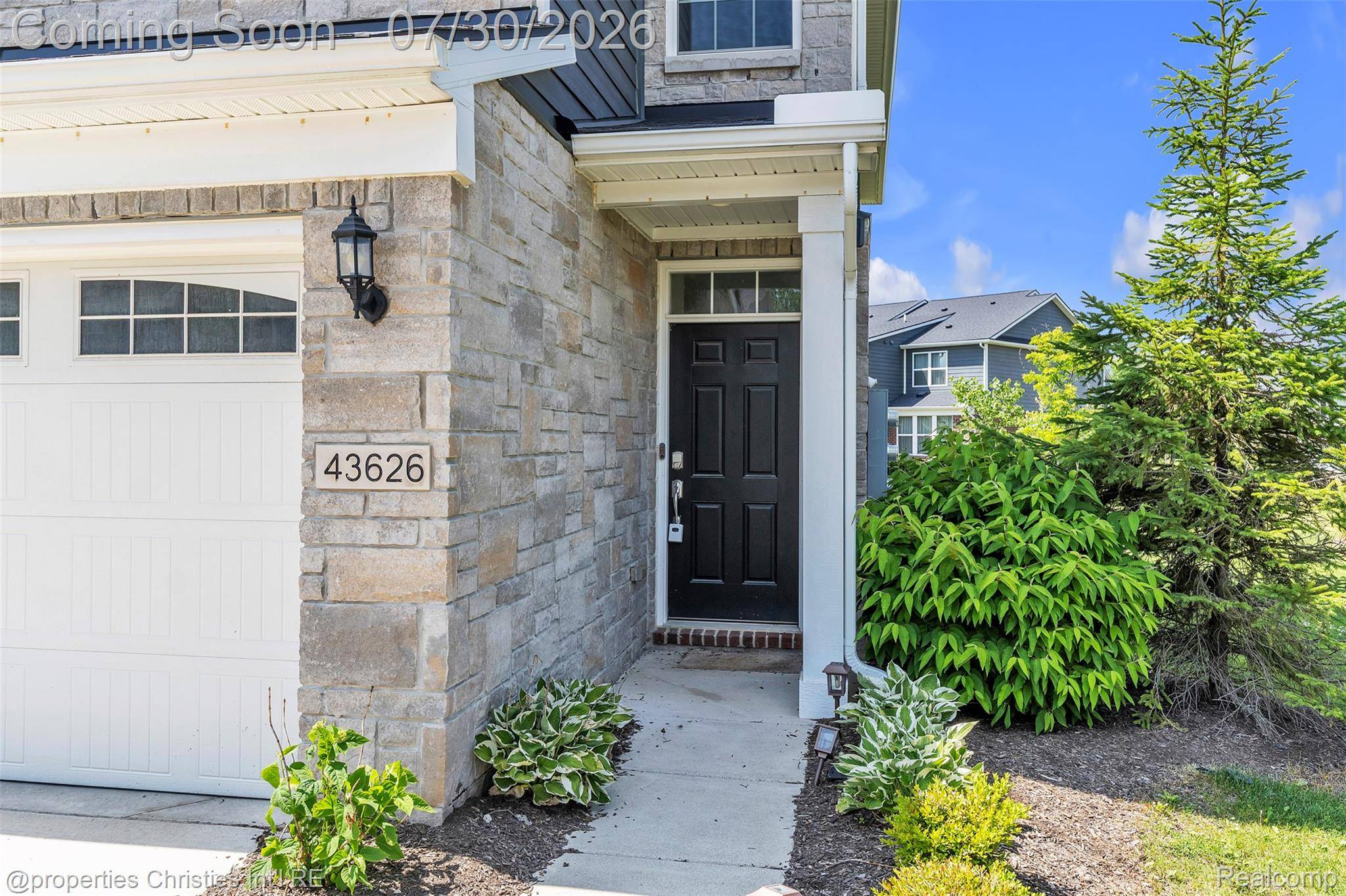 43626 Chancellor LN, Novi, MI 48375