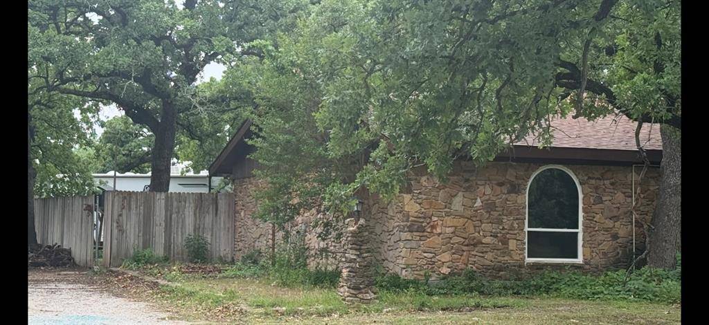 703 W Sherman Street, Chico, TX 76431