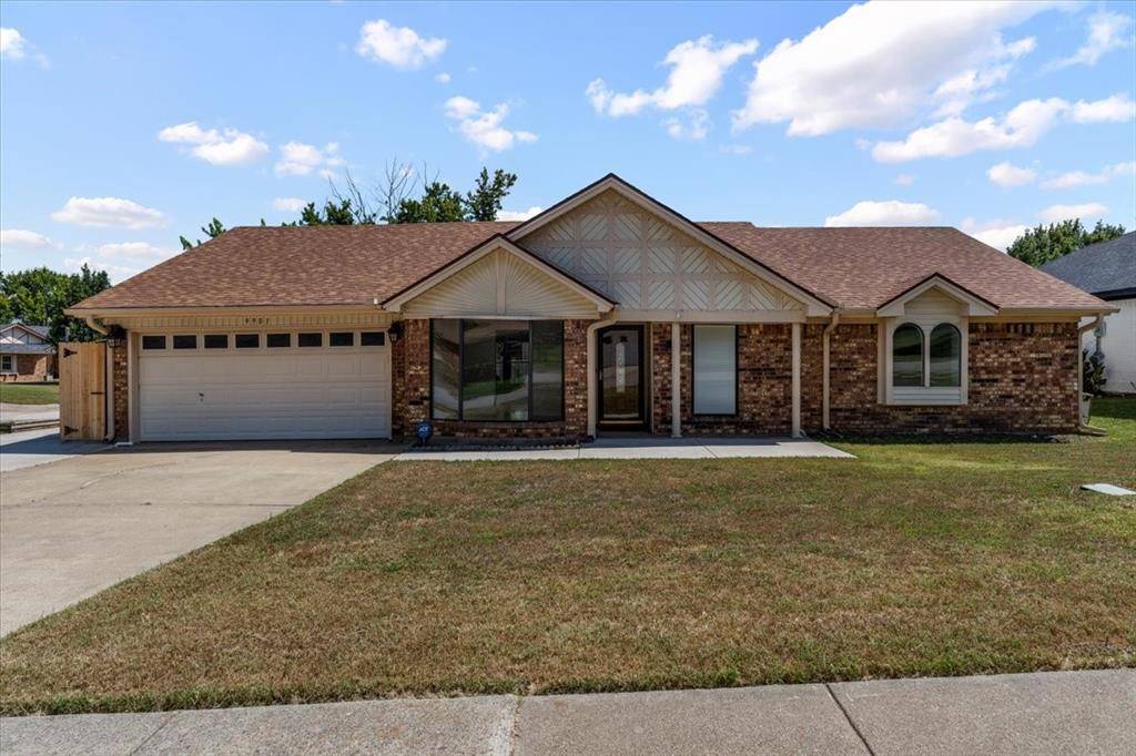 9901 Dickens Drive, Benbrook, TX 76126