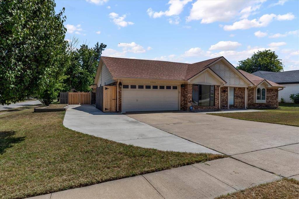 9901 Dickens Drive, Benbrook, TX 76126