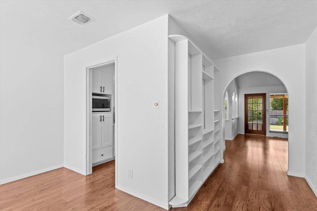 9901 Dickens Drive, Benbrook, TX 76126