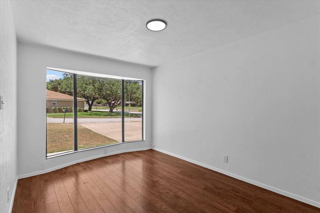 9901 Dickens Drive, Benbrook, TX 76126