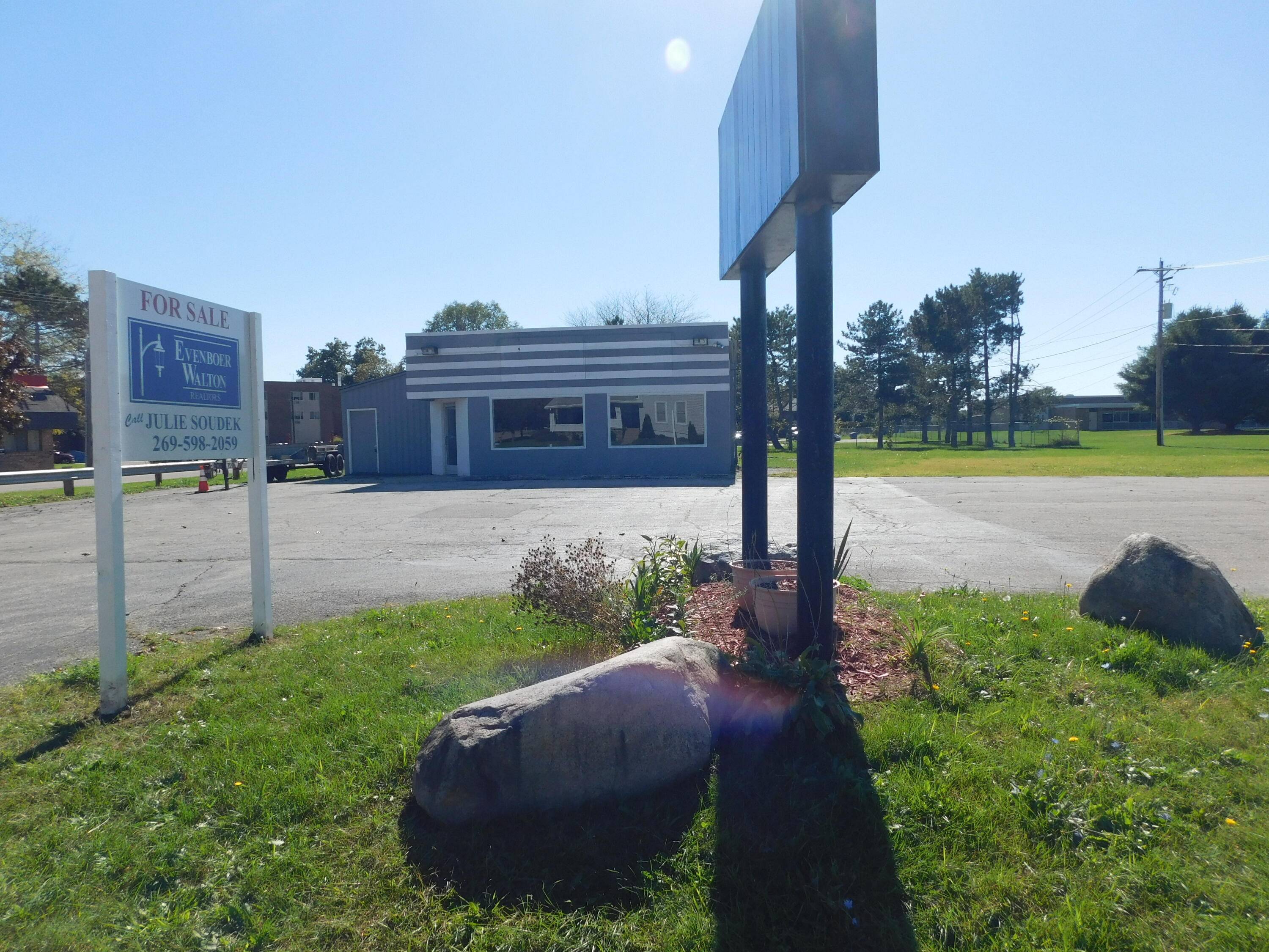 301 W Michigan AVE, Paw Paw Vllg, MI 49079