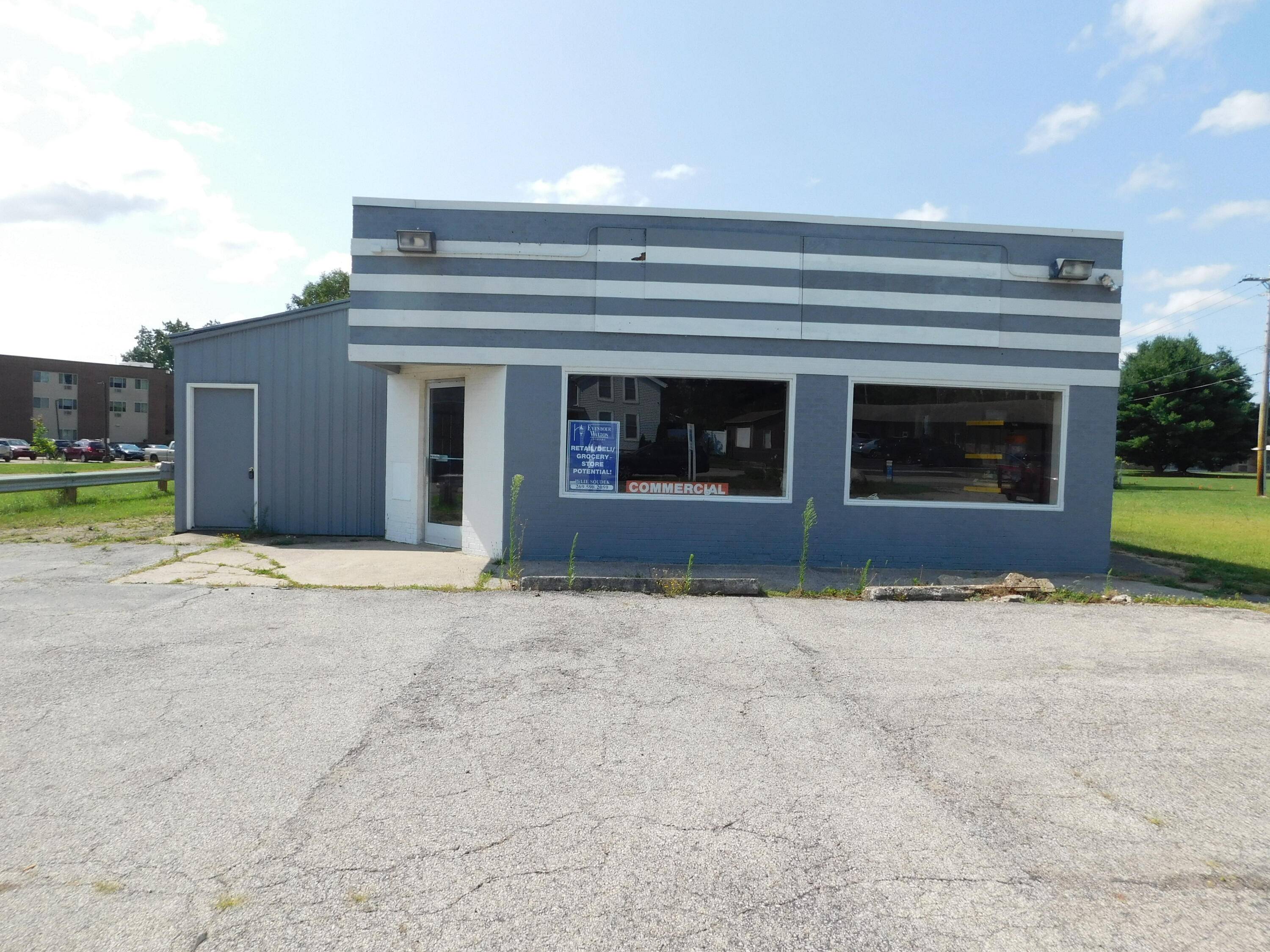 301 W Michigan AVE, Paw Paw Vllg, MI 49079