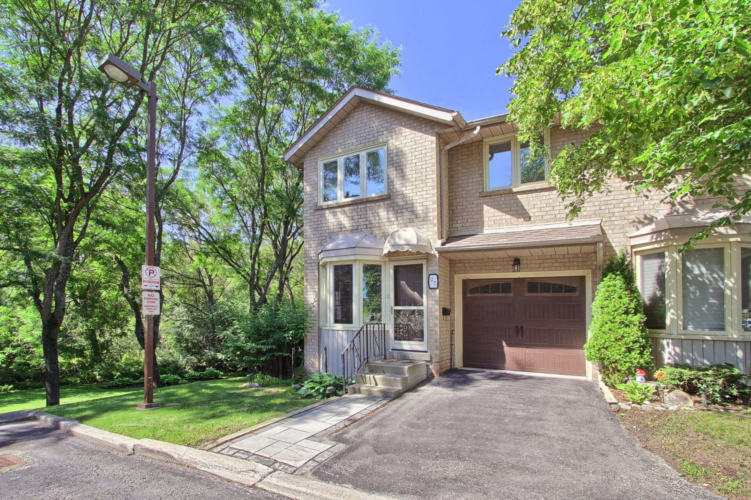 27 Anderson PL, Aurora, ON L4G 6G4