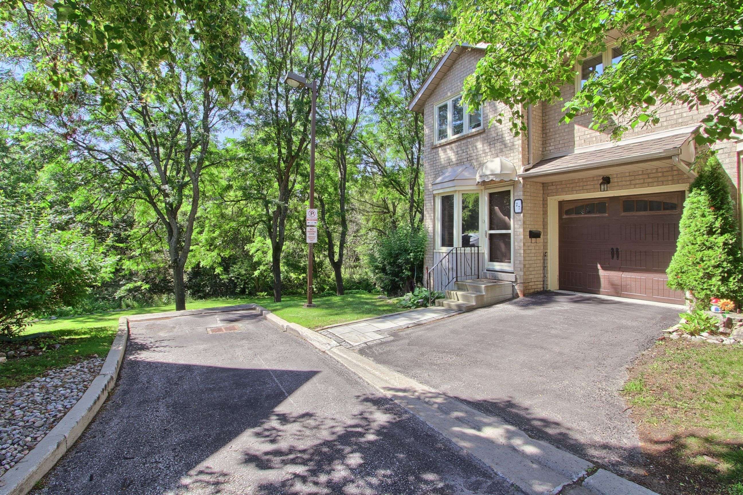 27 Anderson PL, Aurora, ON L4G 6G4