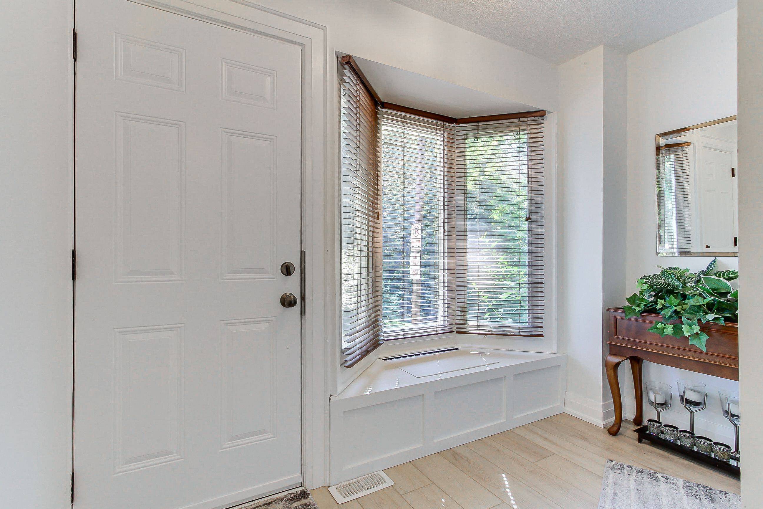 27 Anderson PL, Aurora, ON L4G 6G4