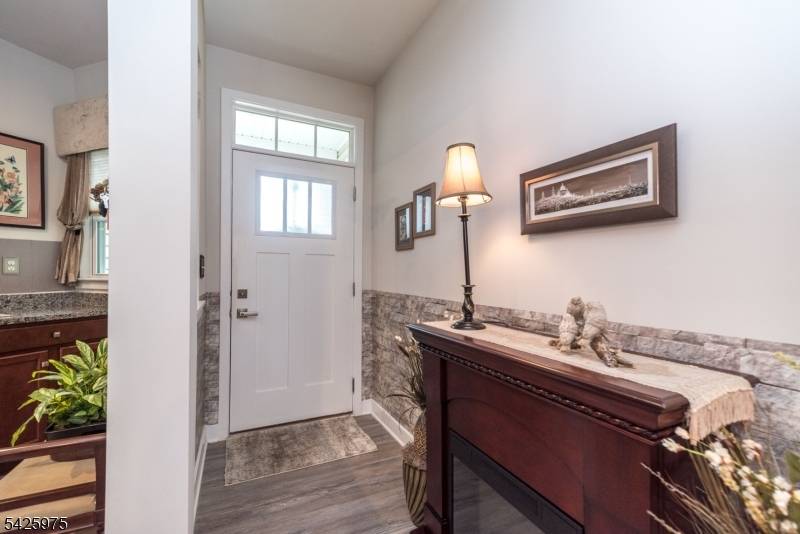 2 Sharp Shinned Ct, Washington Twp., NJ 07882