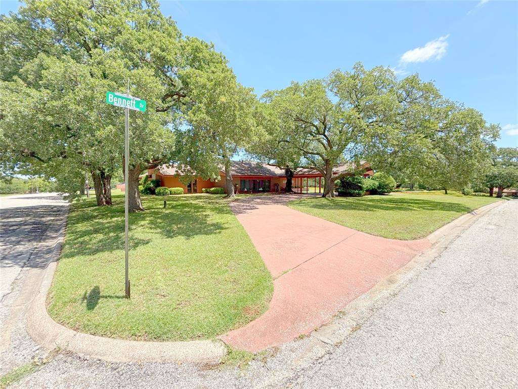 905 Bennett Drive, Bowie, TX 76230