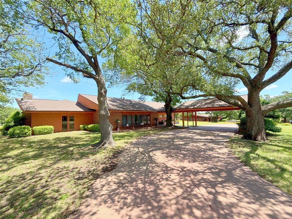 905 Bennett Drive, Bowie, TX 76230