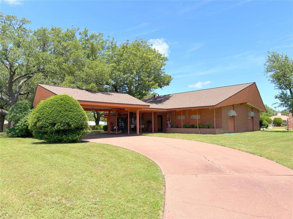 905 Bennett Drive, Bowie, TX 76230