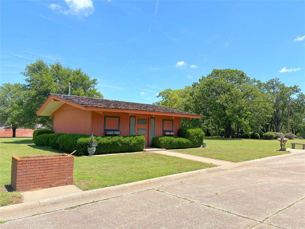 905 Bennett Drive, Bowie, TX 76230